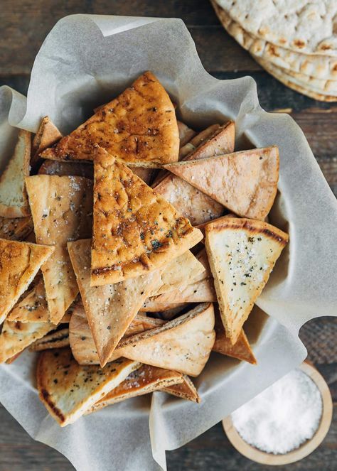 Find out all the tips and tricks you need to make the best baked Homemade Pita Chips you’ve ever snacked on! This recipe is easy to make in under 30 minutes, and endlessly customizable with your favorite herbs and spices. #pitabread #snacks #chips Nacho Supreme, Keto Brood, Keto Tortilla, Low Carb Nachos, Homemade Pita Chips, Low Carb Chips, Homemade Tortilla, Homemade Corn Tortillas, Keto Tortillas