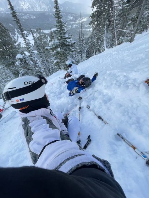 Ski Mom Aesthetic, Snow Ski Aesthetic, Ski Best Friends, Snow Vacation Aesthetic, Skiing Trip Aesthetic, Ski Trip Aesthetic Friends, Snowboarding With Friends, Ski Instructor Aesthetic, Ski Asethic