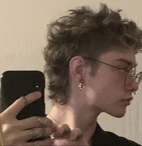 @satanroman on insta Sideburn Haircut, Mullet Transmasc, Punk Mens Hair, Mullet Hair Boy, Short Punk Mullet, Mullets Men, Mullet Hair Man, Grunge Mullet Men, Punk Mullet Men