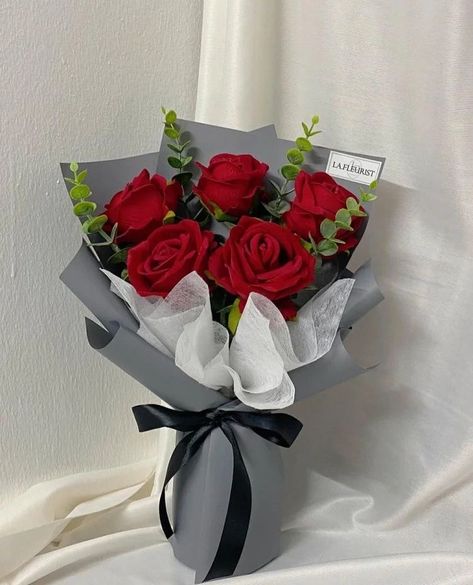 Valentine Bouquet Ideas Flowers Simple, Bouket Flowers Gift, Flower Decor Ideas, Single Flower Bouquet, Diy Bouquet Wrap, Luxury Flower Bouquets, Ikebana Flower, Flower Bouquet Diy, Flower Gift Ideas