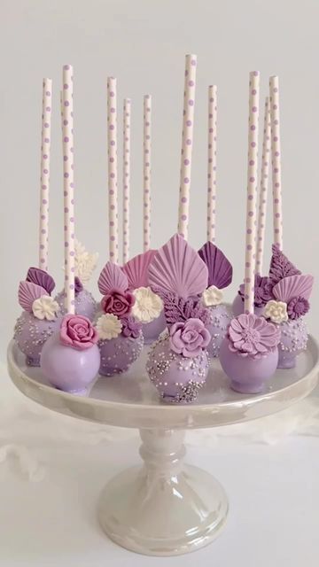 Cake Pop Decoration Ideas Birthday, Lavender Sweets Table, Cake Pops Purple And Gold, Pink Purple Birthday Party, Birthday Cake Light Purple, Purple Cake Pops Ideas, Lilac Cake Pops, Pink And Purple Cake Pops, Birthday Cake Pops Ideas