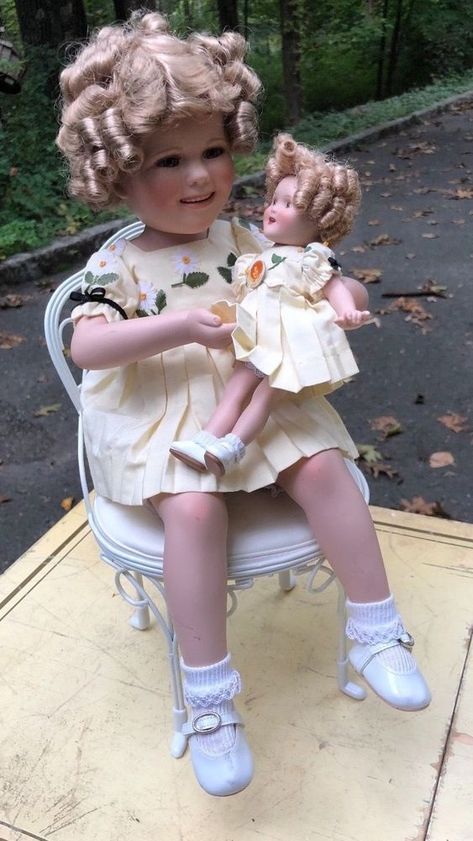 Shirley Temple And Her Doll Danbury Mint Porcelain Dolls Collectible #DanburyMint Mint Green Eyes, Porcelain Vase Design, Porcelain Doll Makeup, Porcelain Insulator, Porcelain Dolls For Sale, Porcelain Dolls Value, Native American Dolls, Porcelain Animal, Danbury Mint