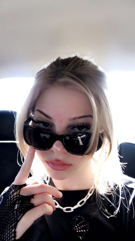 Alt Sunglasses, Girl With Sunglasses Aesthetic, Blonde Alt Girl, Grunge Sunglasses, Alt Girl Aesthetic, Outfits Alt, Blonde Hair Inspo, Aesthetic Blonde, Fit Aesthetic