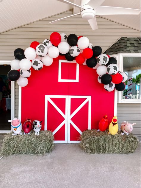 Barnyard Birthday Backdrop, Farm Theme Birthday Backdrop, Farm Birthday Balloon Arch, Farm Yard Party Ideas, Barnyard Party Backdrop, Diy Barnyard Party Decorations, Barnyard Balloon Garland, Diy Farm Backdrop, Farm Theme Backdrop