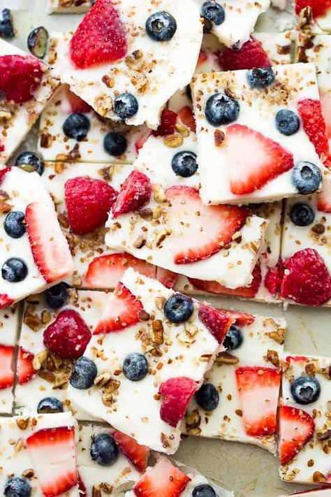 Frozen Yogurt Bark with Berries - Frozen yogurt studded with gorgeous blue and red berries! A delicious, fun, and healthy dessert! Dessert Bark, Mixed Berry Dessert, Raspberry Recipes Dessert, Yogurt Bark Recipe, Greek Yogurt Breakfast, Easy Strawberry Desserts, Frozen Yogurt Bark, Berry Dessert Recipes, Yogurt Dessert