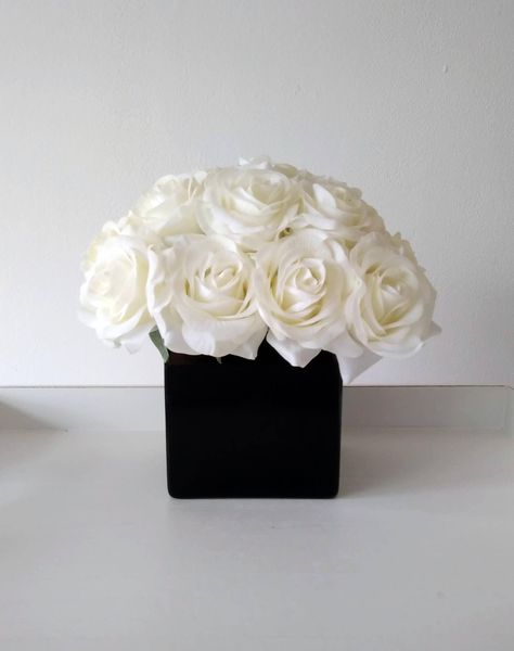 Black Champagne Wedding, Flower Vase Wedding, Wedding Flowers Decor, Black And White Wedding Theme, White Wedding Theme, Artificial Floral Arrangements, Faux Flower Arrangements, Silk Floral Arrangements, Wedding Table Flowers