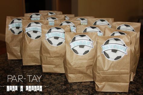 soccer snack bags- great for soccer themed birthday party or team snacks. free printable tags, just add players names. Soccer Tags Printable Free, Soccer Goodie Bags For Players, Soccer Treats For Team, Soccer Goodie Bag Ideas Team Gifts, Soccer Snack Bags, Soccer Goodie Bags, Snack Bag Ideas, Soccer Game Snacks, Soccer Printables