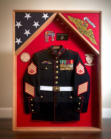 Get your Custom Military Gifts— unique with your own style in mind. 🫵🏽 Shadow Boxes | Desk Cases | Plaques • DM to get your today 📨 • EAS | PCS | Retirement | …just because 🍂 WWW.OAKPLACE.COM #Marines #Navy #Army #AirForce #CoastGuard Usmc Shadow Box Marines, Military Uniform Shadow Box Ideas, Army Shadow Box Ideas, Military Shadow Box Ideas, Military Shadow Box, Shadow Box Display Case, Shadow Box Ideas, Uniform Ideas, Navy Army