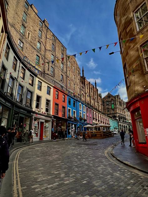 Edinburgh Scotland Royal Mile, The Royal Mile Edinburgh, Edinburgh Royal Mile, Scotland Landmarks, Europe Vibes, Scotland Aesthetic, Royal Mile Edinburgh, Uk Trip, Adventure Bucket List