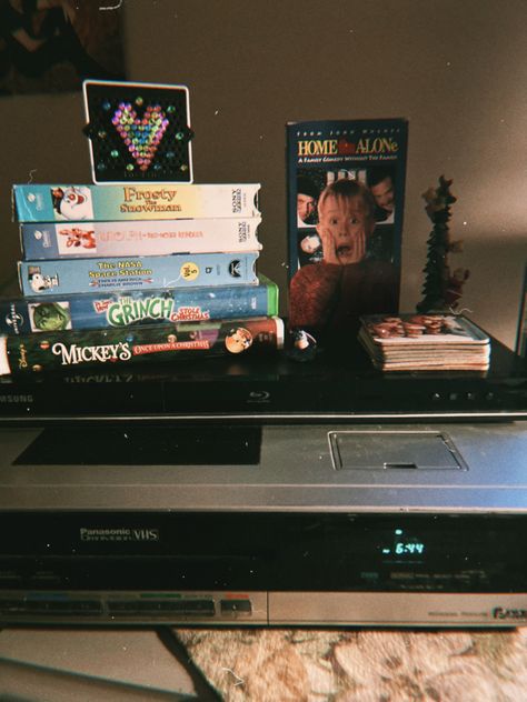 Dvd Player Aesthetic, 90s Christmas Aesthetic, Player Aesthetic, Christmas Dvd, Vhs Player, Christmas Episodes, Retro Tv, Winter Vibes, Dvd Player