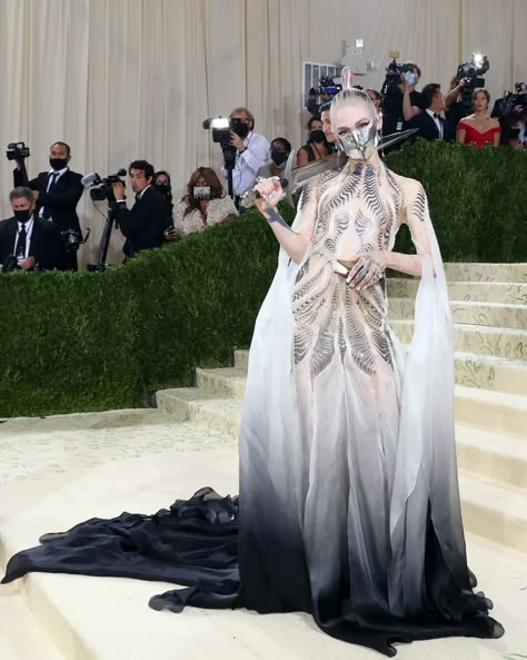 Iris Van Herpen Grimes, Iris Van Herpen Celebrities, Grimes Iris Van Herpen, Alien Wedding Dress, Iris Van Herpen Runway, Iris Van Herpen Dress, Grimes Outfit, Alien Clothes, Met Gala Outfits