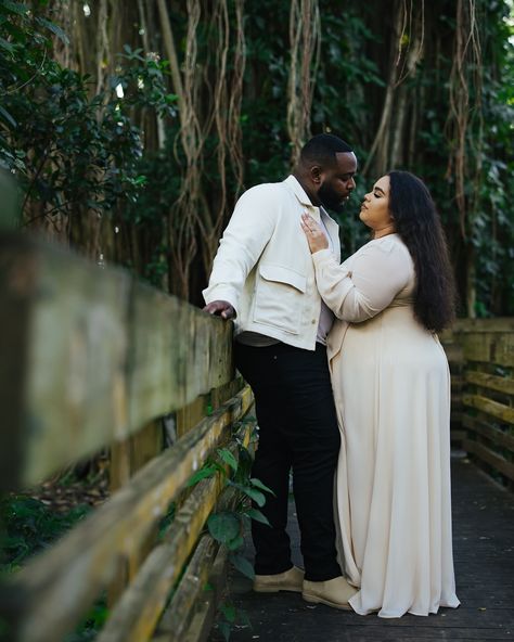 Two cuties in love. Had so much fun creating with these two. #engaged #howtheyasked #engagedaf #lettheweddingplanningbegin #cutecouples #floridaweddingphotography #floridaweddings #destinationweddingphotographer #lookslikefilm #engagementphotos #doesthisringmakemelookengaged #couplesphotographer #treetopspark #creativeengagementphotography #alternativeweddingphotographer #lookslikefilmweddings Photo Poses Plus Size, Engagement Photos Plus Size Bride, Plus Size Engagement Photos, Poses Plus Size, Engagement Photo Shoot Poses, Photo Shoot Poses, Classic Couples, Two Cuties, Shoot Poses