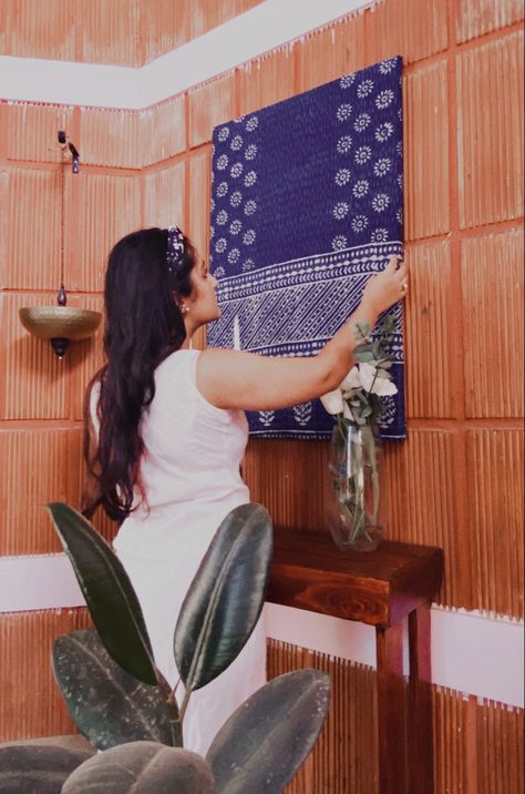 Wall decor DIY ideas for living room with old sarees Saree Wall Decor, Saree Hanging Ideas, Wall Decor Diy Ideas, Indian Inspired Decor, Decor Diy Ideas, Wall Decor Diy, Drawing Room Decor, Art Hobby, Indian Handicrafts