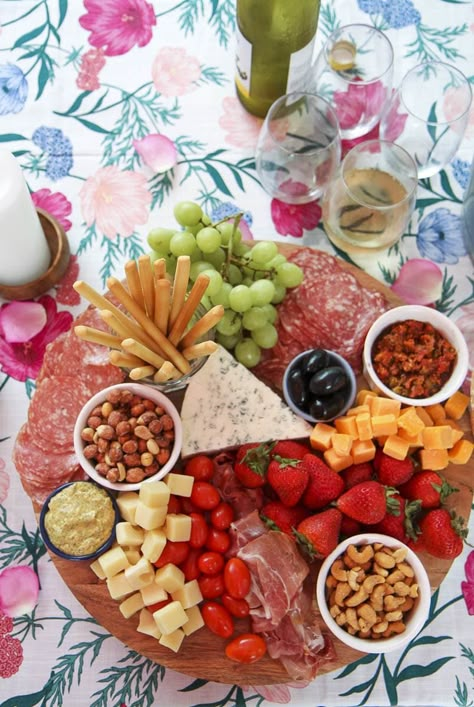 Look at this beautiful charcuterie board! 7 Tips for a Successful Book Club from MomAdvice.com #Ad #TheGreatAlone #BookClub Book Club Party Food, Book Club Hosting, Book Club Ideas Hosting, Book Club Menu, Book Club Snacks, Book Club Food, Book Club Activities, Book Club Party, Book Club Parties