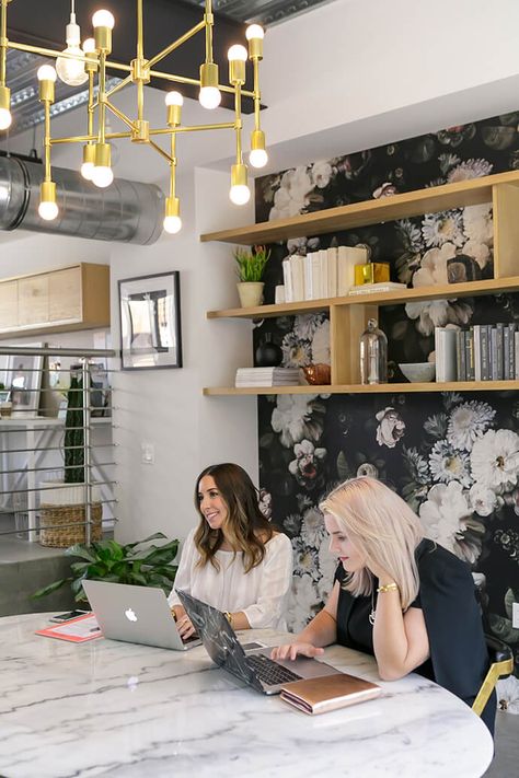 Office Ideas For Women Business, Modern Office Lighting, Working Girls, Job Tips, Activity Room, Office Wallpaper, Best Office, Leadership Tips, Career Tips