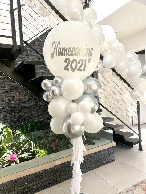 Homecoming Balloon Ideas, Homecoming Balloons, Hoco Decorations, Stuco Ideas, Homecoming 2024, Planes Party, Balloon Display, Custom Balloons, Balloon Arch