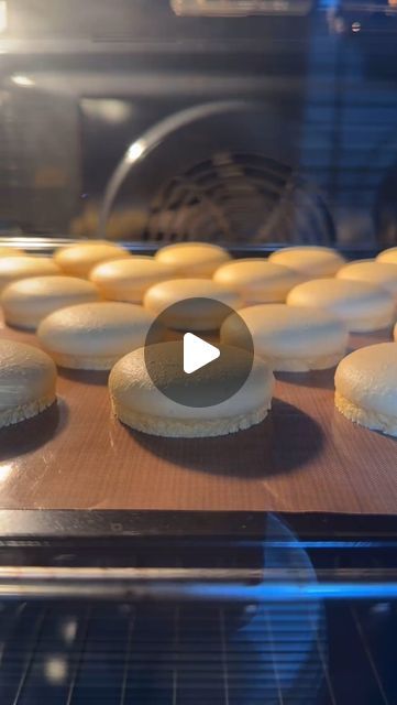 Adrien Tornier on Instagram: "🔴 Regarde la description👇  👨‍🍳 Masterclass LIVE « macaron »  👉 INSCRIPTION dans ma bio   🎁 Je vous réserve un cadeau après votre inscription  🕖 Dimanche 16 juin à 18h  Venez découvrir les secrets d’un pâtissier formé chez Ladurée, référence des macarons dans le monde 🌍   Hâte de vous retrouvez dimanche 🔥  #macaron #laduree #foodporn #food" Les Macarons, Patisserie Fine, Meringue, Layer Cake, Macarons, Biscuits, Cake