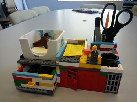 Lego Desk Organizer! Lego Furniture Ideas, Unique Furniture Ideas, Lego Desk, Futurist Architecture, Lego Decorations, Lego Furniture, Lego Challenge, Lego Diy, Lego Activities