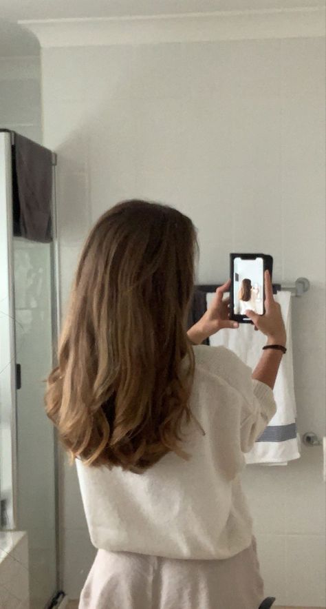 Hair goals from using rollers. Soft curls and high volume Light Curled Hair, Light Brown Hair Outfits, Light Brunette Aesthetic, Long Light Brunette Hair, Light Brown Hair Girl Aesthetic, Brown Hair Pics, Light Brown Haircut, Light Brown Hair Straight, Light Brown Hair Aesthetic