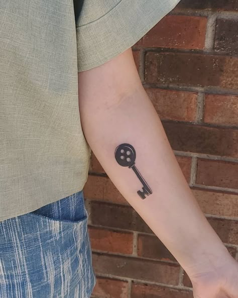 "You didn't lock it!!" 🖤 . . . . . Coraline key for @katie.h.o.g.a.n Coraline Themed Tattoo, Coraline Key Drawing, Coraline Key Tattoo Ideas, Coraline Seeing Stone Tattoo, Tattoo Ideas Coraline, Coraline Key Tattoo, Doodle Tattoos, Coraline Key, Coraline Tattoo