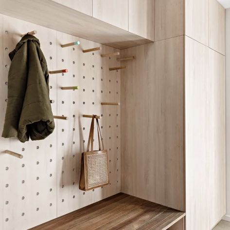 Pegboard Storage, Modern Entry, Mudroom Laundry Room, Mudroom Design, Wooden Rack, Boot Room, Home Entrance Decor, Laundry Mud Room, Decoration Inspiration