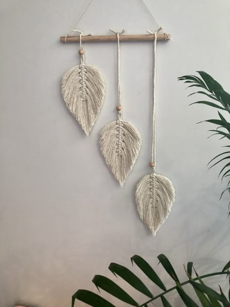 Macrame Leaves, Leaves Diy, Simpul Makrame, Macrame Feathers, Macrame Thread, Feather Wall Hanging, Yarn Wall Art, Macrame Wall Hanging Diy, Leaf Template