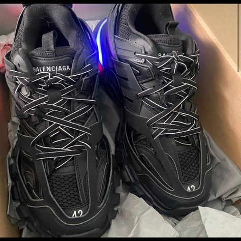 BALENCIAGAS SNEAKERS Led Balenciaga, Balenciaga Track Black, Balenciaga Tracks, Aesthetic 2023, Balenciaga Men, Uk Style, Led Shoes, Cozy Boots, Balenciaga Sneakers