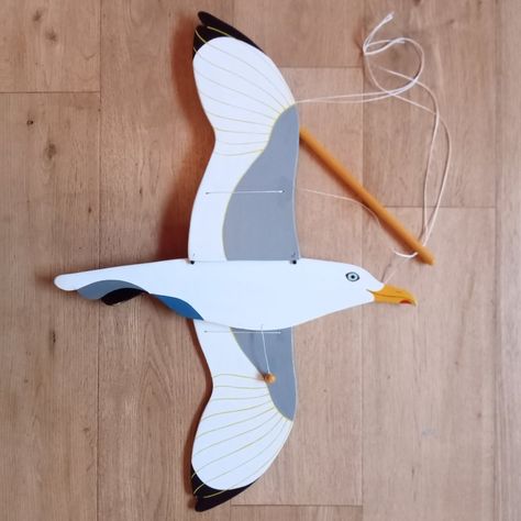 Ce mobile oiseau en bois goéland mesure 41cm de longueur et 57cm d' envergure. si vous tirez sur la cordelette il volera quelques instants! il sera parfait pour installer dans votremaison pour une ambiance de bord de mer et un petit air de vacances. il peut aussi décorer une chambre de bébé ou d' enfant. vous pouvez l' offrir pour un anniversaire, noël ou toute autre occasion. il est imaginé, dessiné, découpé dans du bois, peint, vernis puis assemblé par mes soins. il est personnalisable. comme Bird Mobile, Pop Up Art, Driftwood Decor, Diy Crafts Paper Flowers, Wooden Projects, Wooden Bird, Birds Flying, Tiki Bar, Child's Room