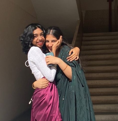 Desi Bestie Pose, Traditional Duo Poses, Pose With Sister In Traditional, Farewell Poses With Bestie, Navratri Poses With Bestie, Saree Duo Poses, Desi Friends Photoshoot Ideas, Desi Poses With Friends, Traditional Poses With Friends