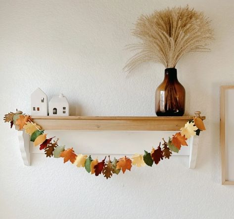 Autumn inspired garland, perfect to decorate for Thanksgiving as well! Fall Felt Garland Mantle, Autumn Bunting Ideas, Diy Fall Leaves Decor, Autumn Felt Garland, Felt Garland Fall, Felt Fall Garland, Homemade Fall Decorations, Autumn Bunting, Autumn Craft Ideas