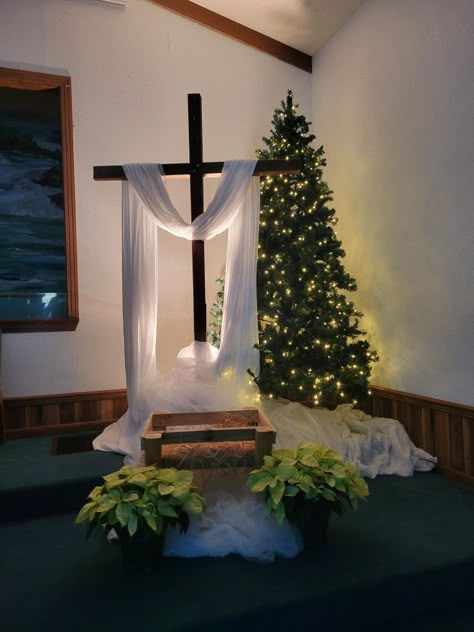 Christmas Manger Decor, Crishmish Decoration, Manger To The Cross Christmas, Cross Tree Christmas, Christmas Cross Decorations, Christian Christmas Table Decorations, Christmas Church Aesthetic, Christmas Altar Decorations, Christ Christmas Tree