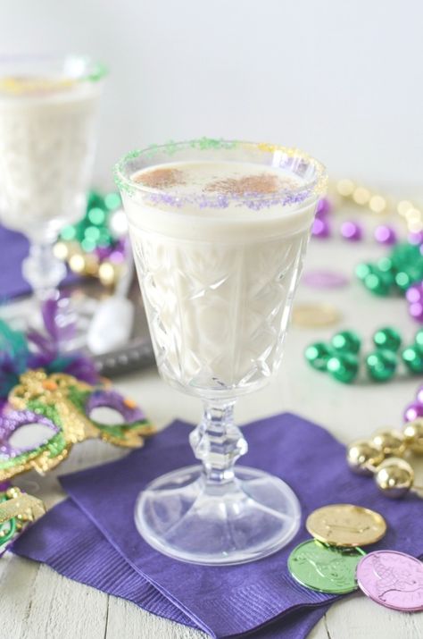 Mardi Gras Cocktails, King Cake Bites, Kings Cake Cupcakes, King Cake Recipe Easy, New Orleans King Cake, Cake Vodka, King Cake Recipe, King Cake Baby, Mardi Gras King Cake