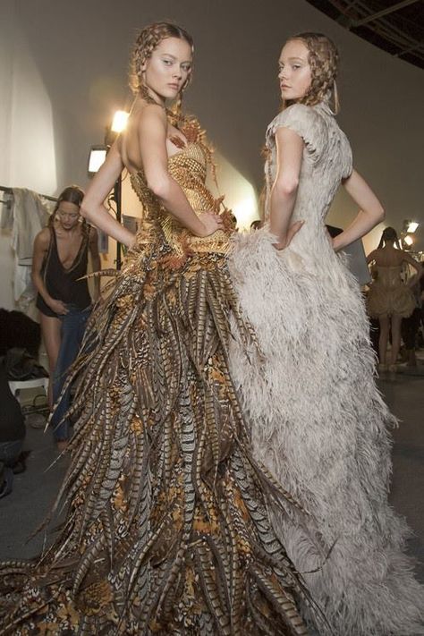 Fashion Show Themes, Feather Fashion, Savage Beauty, Alexander Mcqueen Fashion, Sarah Burton, Mcqueen Fashion, Moda Paris, 인물 사진, Gorgeous Gowns