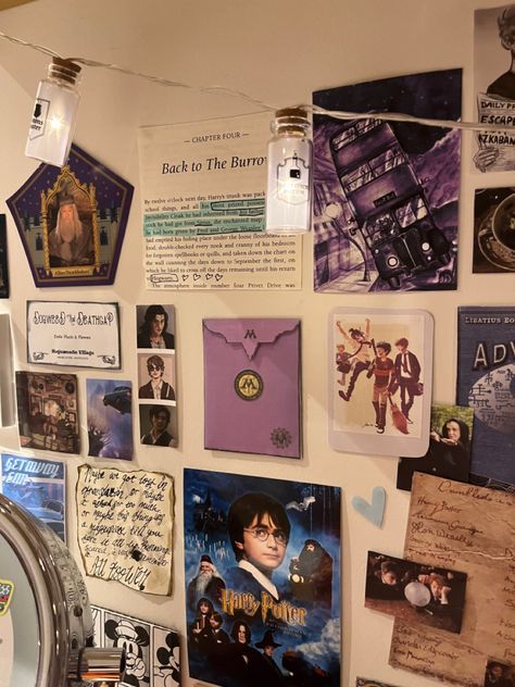 Harry Potter Desk Aesthetic, Harry Potter Room Decor Bedroom Ideas Aesthetic, Wall Decor Harry Potter, Room Decor Ideas Harry Potter, Harry Potter Wall Decor Room Ideas, Subtle Harry Potter Bedroom, Marauders Bedroom, Marauders Room Decor, Potterhead Room