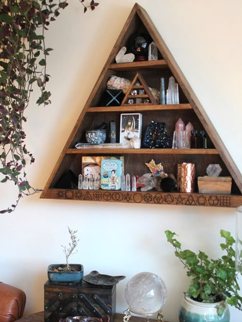 Crystal display shelf Witch Bedroom Decor, Witch Bedrooms, Crystal Shelf, Crystal Altar, Triangle Shelf, Altar Ideas, Meditation Corner, Crystal Shelves, Zen Room