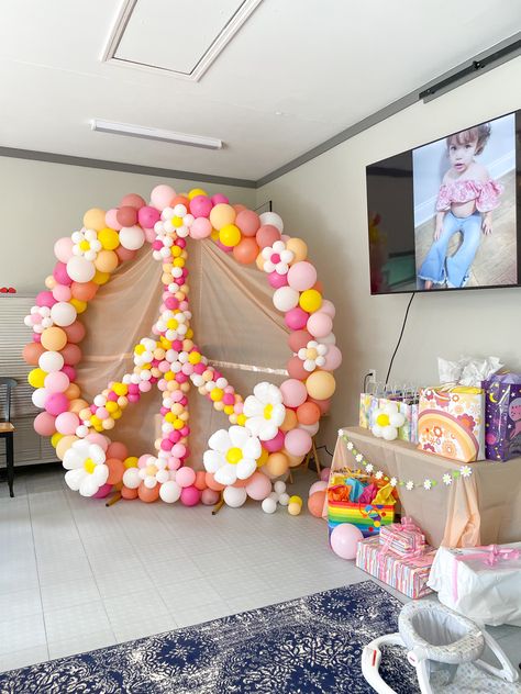 Five Is A Vibe Party Decor, 5 Is A Vibe Balloons, Sweet 16 Hippy Party, Hippy Party Decorations Diy, Hippi Theme Birthday, It’s A Vibe Birthday Party, 6 Is A Vibe Party, Five Is A Vibe Birthday Outfit, Groovy One Birthday Decorations