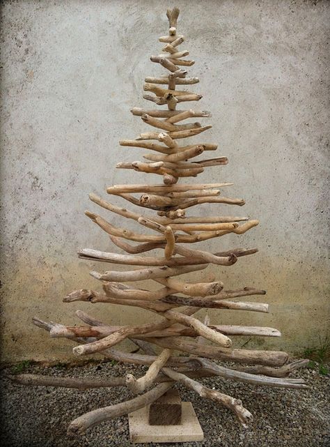 Driftwood Christmas tree Navidad Natural, Twig Christmas Tree, Homemade Christmas Tree, Driftwood Christmas Tree, Plastic Christmas Tree, Alternative Christmas, Alternative Christmas Tree, Wooden Christmas Tree, Creative Christmas Trees