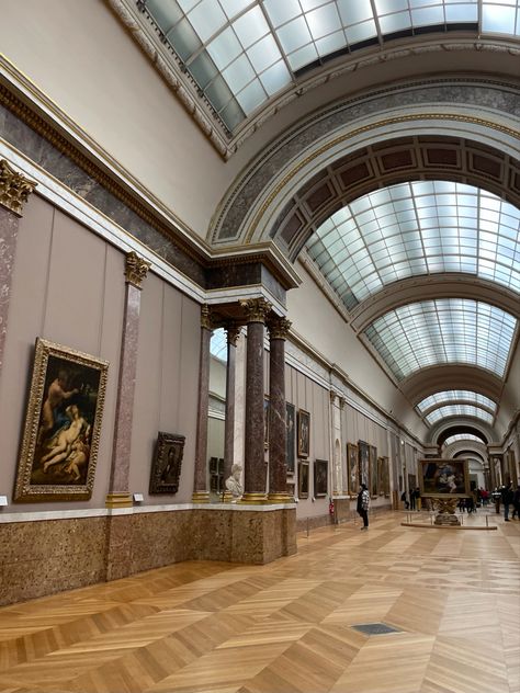 Louvre Museum Interior, Paris Aesthetic Museum, Metropolitan Museum Of Art New York Aesthetic, Gallery Outfit, Alex Volkov, Art Gallery Outfit, Museum Curator, London Girl, Museum Photography