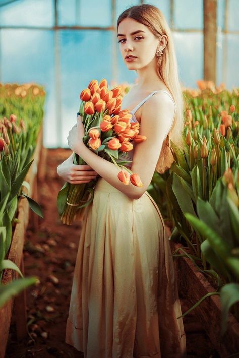 Poses With Flowers, Shop Photoshoot, Photoshoot Flowers, Flower Photoshoot, Flowers Shop, Flower Girl Hairstyles, Holding Flowers, Trendy Flowers, Best Photo Poses