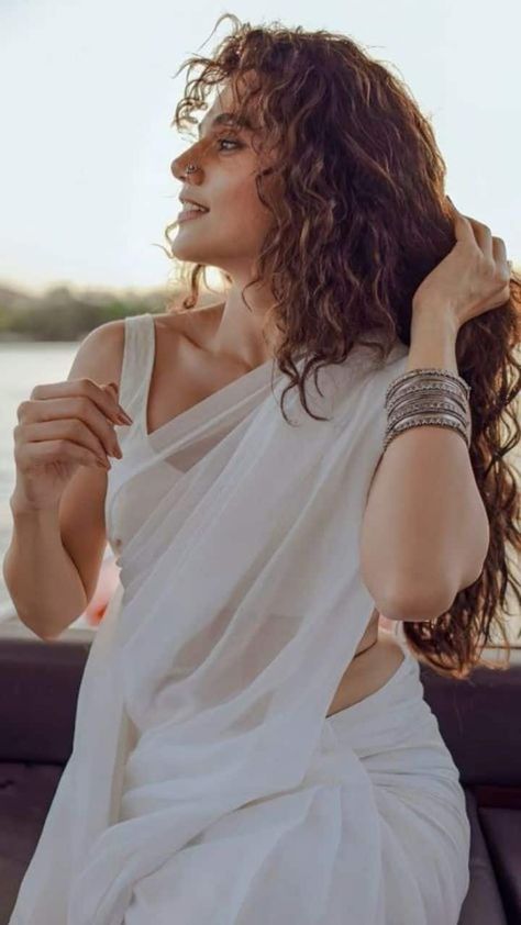 Tapsee Pannu Saree, Tapsee Pannu, Saree Looks, Bollywood Glamour, Taapsee Pannu, Bollywood Hairstyles, Fancy Sarees Party Wear, Saree Photoshoot, Saree Models