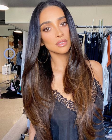 Shay Mitchell Hair, Inspi Photo, Black Hair Balayage, Brown Hair Inspo, Shay Mitchell, Based On Your Zodiac Sign, Glamour Makeup, Haircut And Color, Foto Art