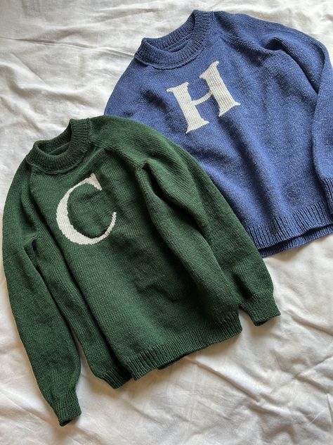 Craft Your Hogwarts Vibes: Aesthetic Knit Delights #harrypotteraesthetic #gryffindoraesthetic #slytherinaesthetic #weasleysweater #weasleytwins #knittingpattern Sweaters Aesthetic, Aesthetic Knit, Weasley Sweater, Sweater Ornaments, Scarf Aesthetic, Gryffindor Aesthetic, Weasley Twins, Slytherin Aesthetic, Harry Potter Aesthetic