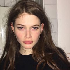 Lil Bih (@lilli.ptz) • Instagram photos and videos Straight Eyebrows, Dyed Hair Inspiration, Pale Skin, Pretty Makeup, Cute Makeup, Aesthetic Hair, Dark Hair, Aesthetic Girl, Fashion Makeup