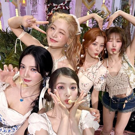 Red Velvet Group Photo, Red Velvet Kpop Group Photo, Red Velvet Group, Red Velvet Ot5 Photoshoot, Red Velvet Aesthetic Group, Red Velvet Film Photo, Red Velvet Reve Festival Finale, Velvet Wallpaper, Photo Grouping