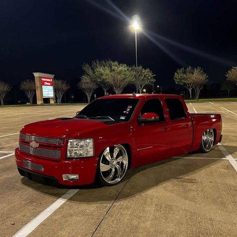 Takuache Truck, Mexican Trucks, Mamalona Truck, Black Truck With Red Accents, Jacked Up Chevy Silverado, Dropped Chevy Silverado, 2015 Chevrolet Silverado 1500, Hispanic Aesthetic, 90s Chevy Trucks Lowered