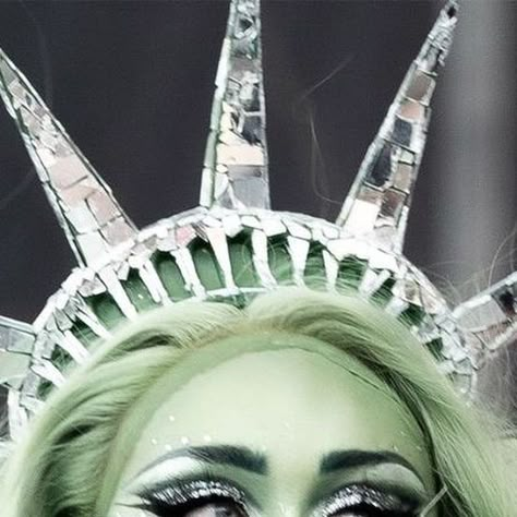 lacy 🐚🦋🧜‍♀️ on Instagram: "a close up on the 🗽 makeup <3 #chappellroan #statueofliberty #govballnyc #govball2024 #midwestprincesstourchappellroan #midwestprincess" Statue Of Liberty Chappell Roan, Chappell Roan Statue Of Liberty, Chapelle Roan, Chappel Roan, Midwest Princess, Gov Ball, Chappell Roan, Halloween 2024, Halloween Looks