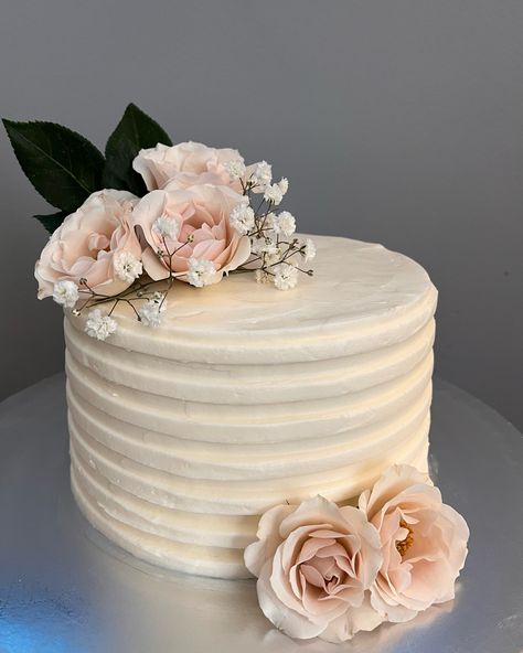 Buttercream cake with fresh roses White Cake With White Roses, Roses On Top Of Cake, Cake Decorated With Fresh Flowers, Fresh Cream Cake Designs, Fresh Flowers On Cake, Birthday Cake With Fresh Flowers, Cake With Fresh Roses, Rose Cake Decorating, Spring Cake Designs