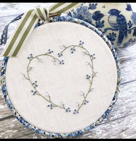 Embroidery Hoop Art Tutorial, Diy Embroidery Flowers, Embroidery Stitches Flowers, Wreath Embroidery, Embroidery Stitches Beginner, Fleurs Diy, Embroidery Hearts, Embroidery Stitches Tutorial, Embroidery Patterns Vintage