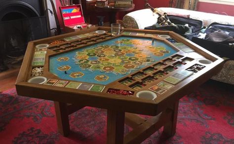 This DIY Settlers of Catan gaming table is game room #goals Catan Board, Board Game Room, Salford City, Settlers Of Catan, Gambling Cake, Board Game Table, Gaming Table, Gambling Humor, Gambling Party