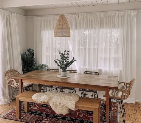 Boho Bench Dining Table, Boho Dinner Room, Earthy Dining Table, Wood Ceilings Living Room, Boho Dinner Table, Dining Room With Carpet, Hygge Dining Room, Dining Room Design Simple, Boho Chic Dining Room